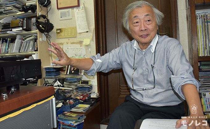 デジタルオーディオプレイヤーの説明をする専門家麻倉怜士さんの画像