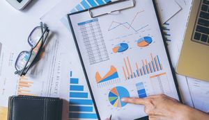 テクニカル分析とファンダメンタル分析、株式市場ではどちらが重要か