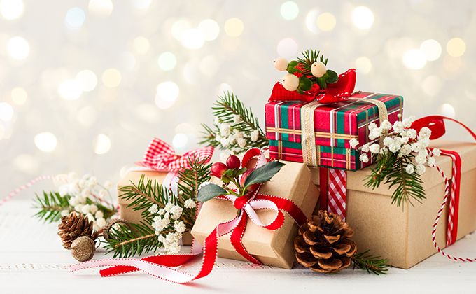 クリスマスプレゼントが複数置いてある画像