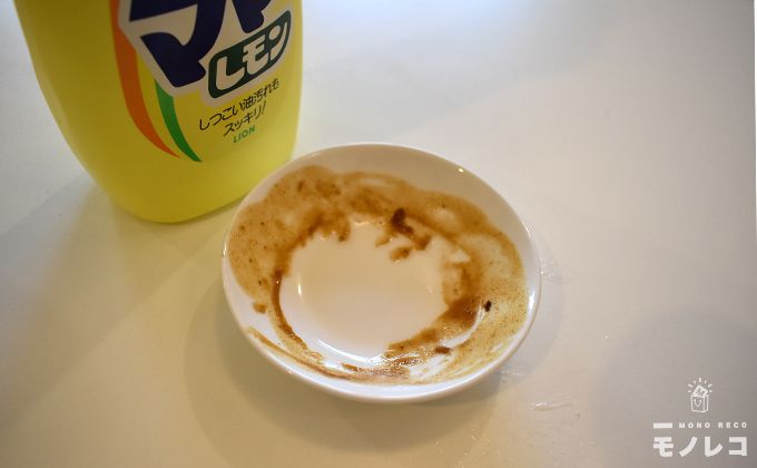 食器用洗剤ママレモンと汚れた食器の画像