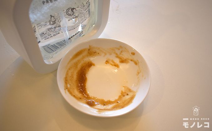 食器用洗剤ヤシノミ洗剤プレミアムパワーと汚れたお皿の画像