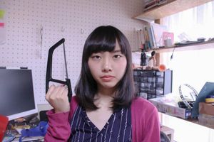 貯金ができなくて悩んでいる女性に朗報! あなたにピッタリな発明品「ヒモ貯金箱」が完成しました