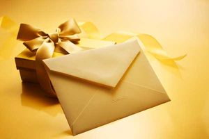 ゴールドカードのインビテーションが届く条件や特典内容は？審査、年会費無料、注意点も紹介