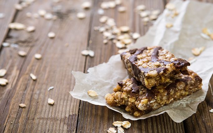 チョコレートとグラノーラを混ぜて食べ応え抜群のチョコレートグラノーラバー