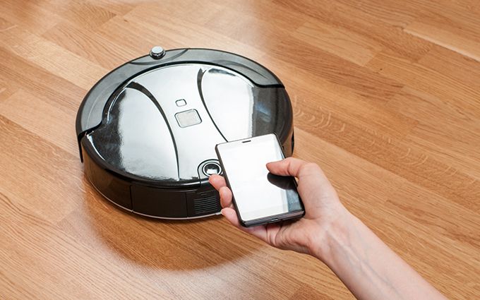 ロボット掃除機がスマートフォンと連携している画像