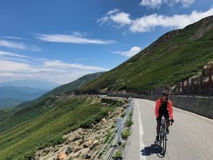 ヒルクライムは芸術、峠道はロマン 「ロードバイク」で人生が変わった女子のお金の使い方