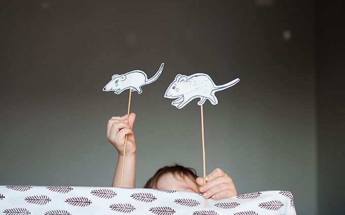 ペープサートで遊ぶ子供の画像