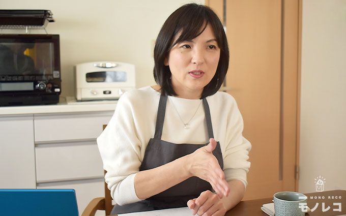 料理研究家の阪下千恵さんにインタビューしている画像
