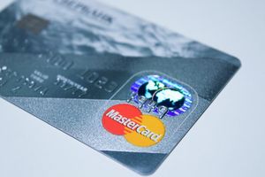 プラチナカードって私の年収でも作れるの?
