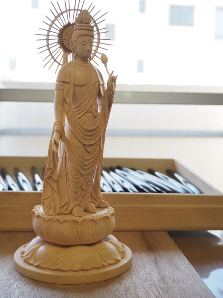 祈りを形に 42歳でようやく見つけた「仏像彫刻師」という仕事 | マネ会