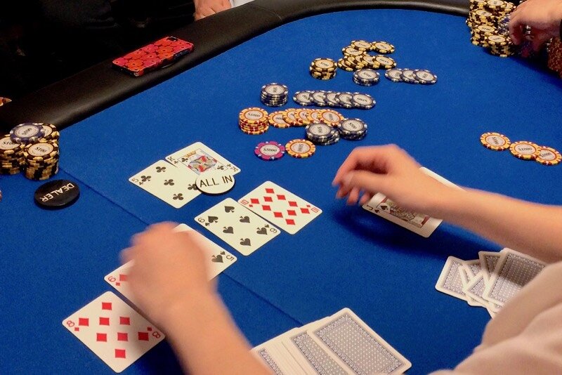 カジノがない日本で ポーカー に関わる不思議な仕事 お店経営とポーカーディーラー マネ会