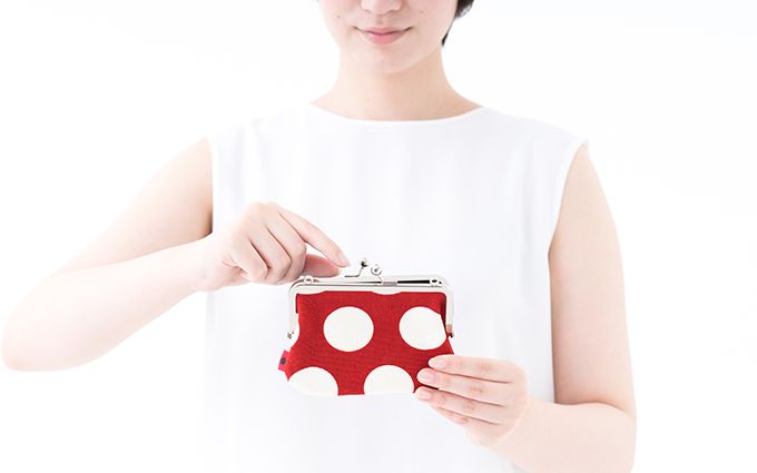 予算に悩む女性の写真