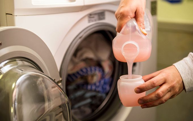 柔軟剤を入れている人の画像