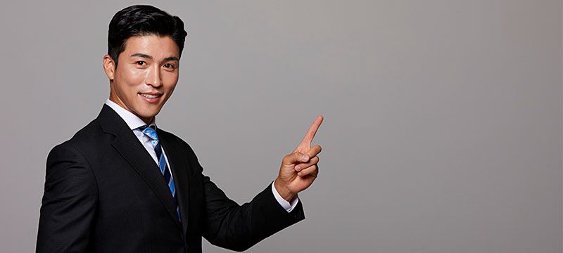 説明をしている男の人の画像