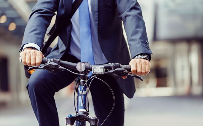 クロスバイクにて通勤中の画像
