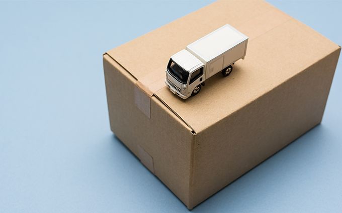 段ボールの上にトラックが乗っている画像