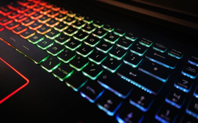 虹色に光るゲーミングキーボードの画像