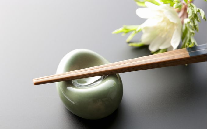 箸置きと箸に花を添えた画像