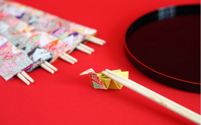 鮮やかな和柄の箸袋を折って作った箸置き