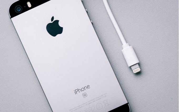 ライトニングケーブルとiPhoneの画像