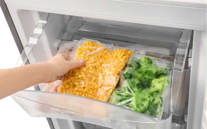 冷凍食品と冷凍庫の画像