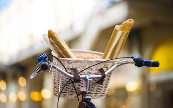 自転車のカゴにパンが入っている画像