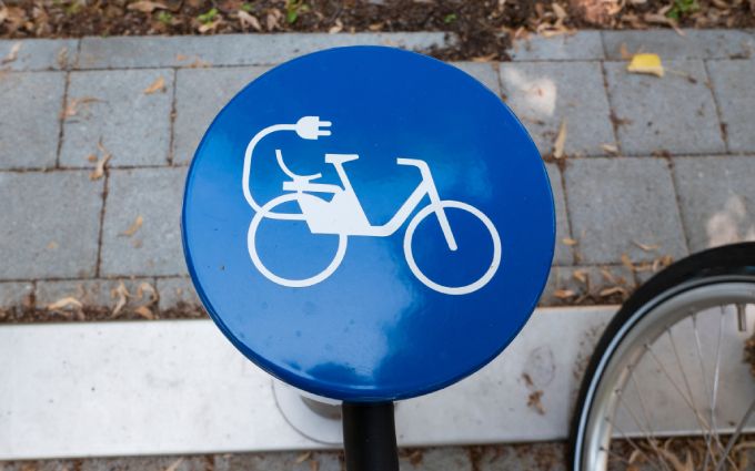 電動アシスト自転車を表す標識のような画像