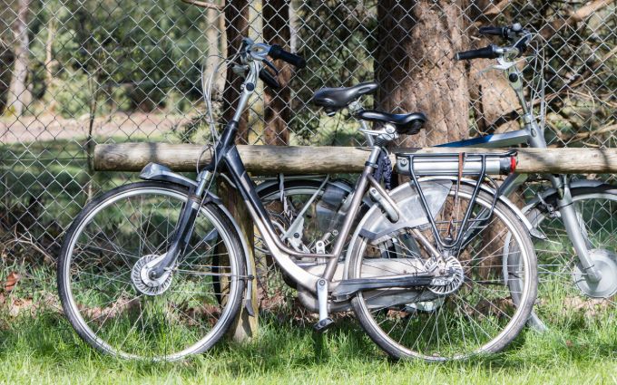 電動自転車が二台並んだ画像