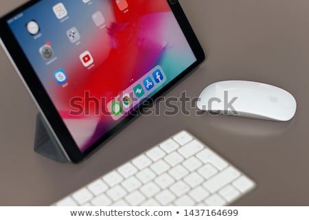 iPadとマウスとキーボードの画像