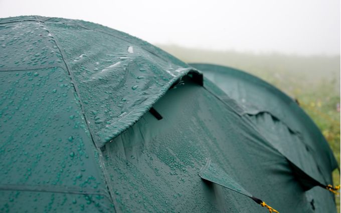 雨に濡れたテントの画像