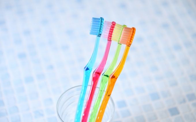 コップの中に歯ブラシが入っている画像