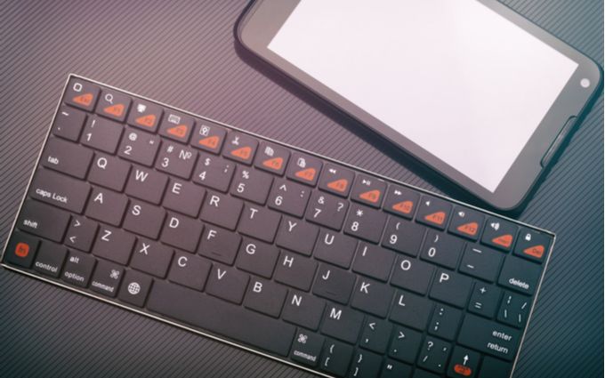 タブレットとキーボードの画像