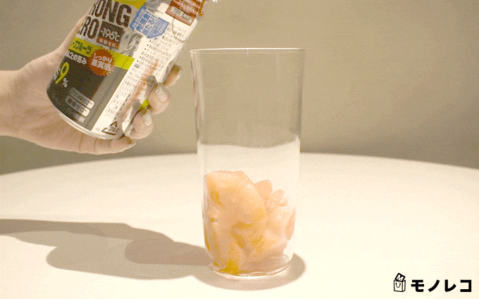 冷凍グレープフルーツにストロングゼロダブルグレープフルーツを注ぐ動画