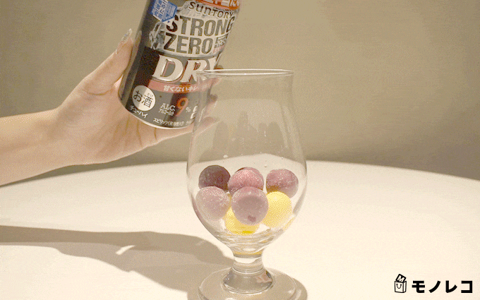 アイスの実をストロングゼロドライと混ぜている動画