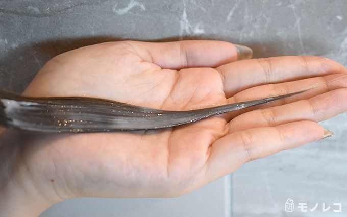 モイストタイプのジョアーロ・トリートメントを髪の毛に塗っている画像