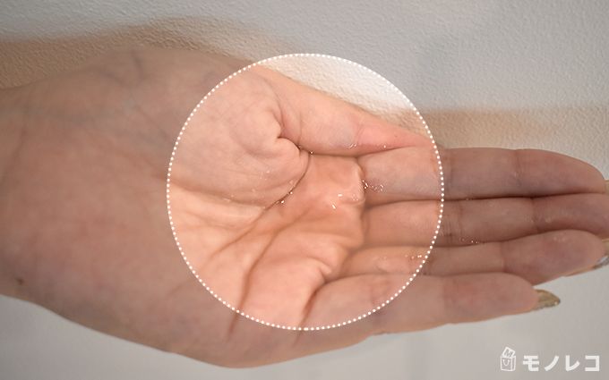 アテニアスキンクリアクレンズオイルを手にのせた画像
