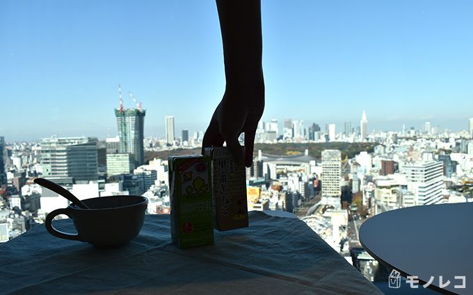 豆乳を手に取っている画像
