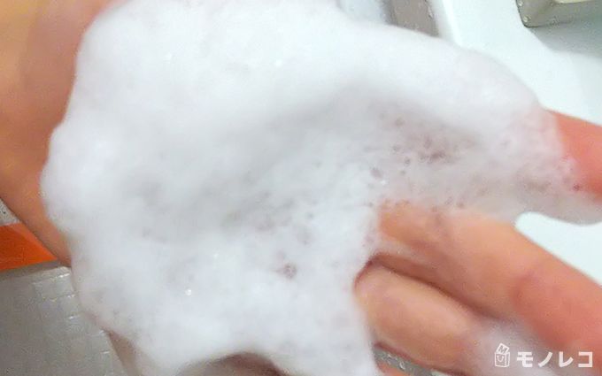 マー&ミー ラッテのシャンプーを泡立てた子どもの手の画像