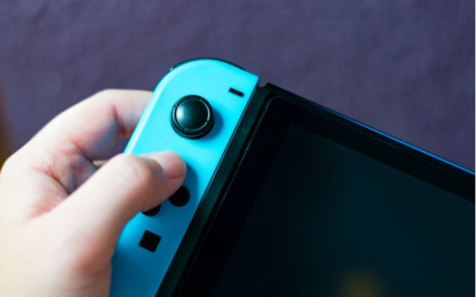 子どもがニンテンドースイッチで遊んでいる画像