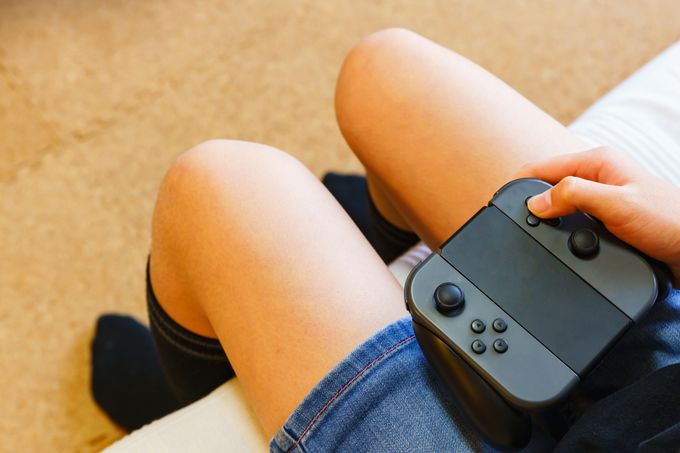子どもがニンテンドースイッチで遊んでいる画像