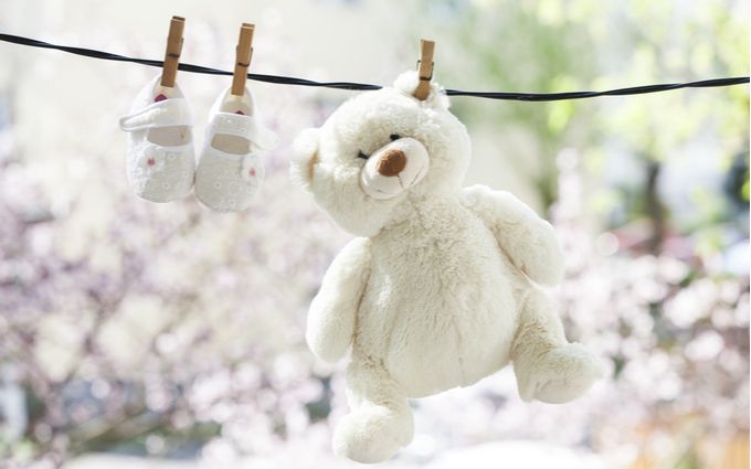 洗濯されているクマのぬいぐるみと赤ちゃんの靴の画像