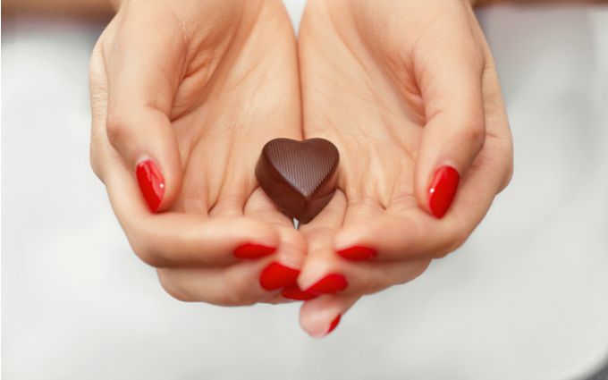 チョコレートを手に持っている画像