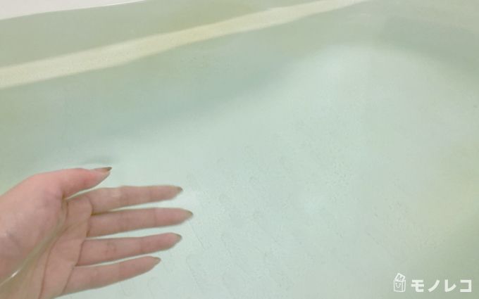 華密恋薬用入浴剤を湯船に入れた後の湯色画像