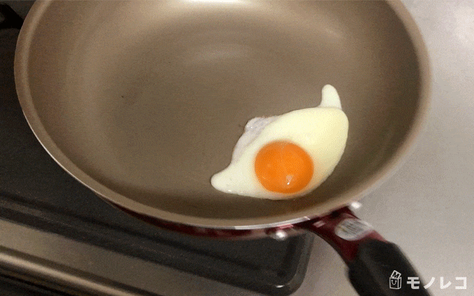 エバークックαフライパン28cmに目玉焼きがこびりつかず動いている画像