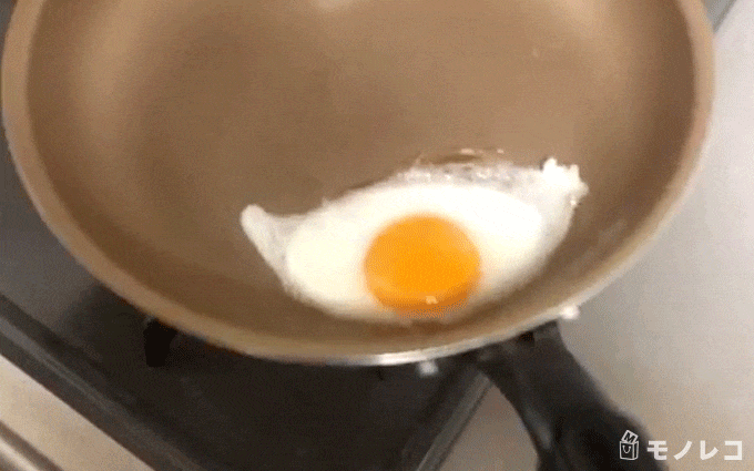 エバークックフライパン26cmに目玉焼きがこびりつかず動いている画像
