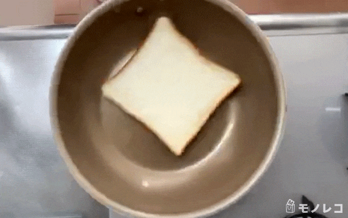 1〜2年使用したエバークックのフライパンでチーズトーストを作っている画像