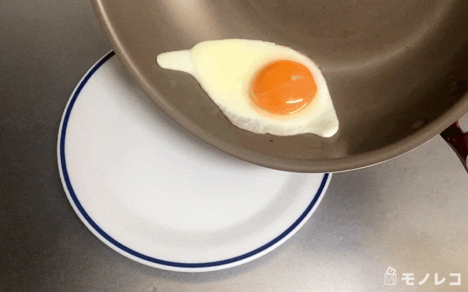 エバークックαフライパン28cmで作った目玉焼きをお皿に入れる画像