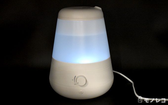 LEDライトを点灯した±0(プラスマイナスゼロ)超音波式加湿器XQE-C011の画像