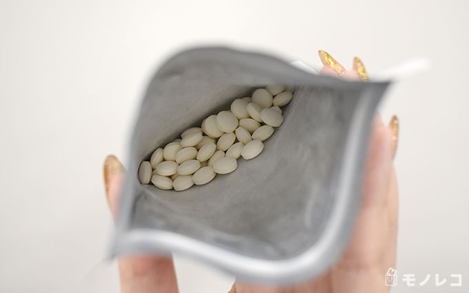 おなかちゅあぶるのパッケージを開けてにおいを確認している画像