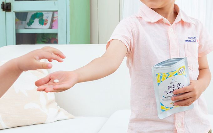 おなかちゅあぶるを食べる子どもの画像